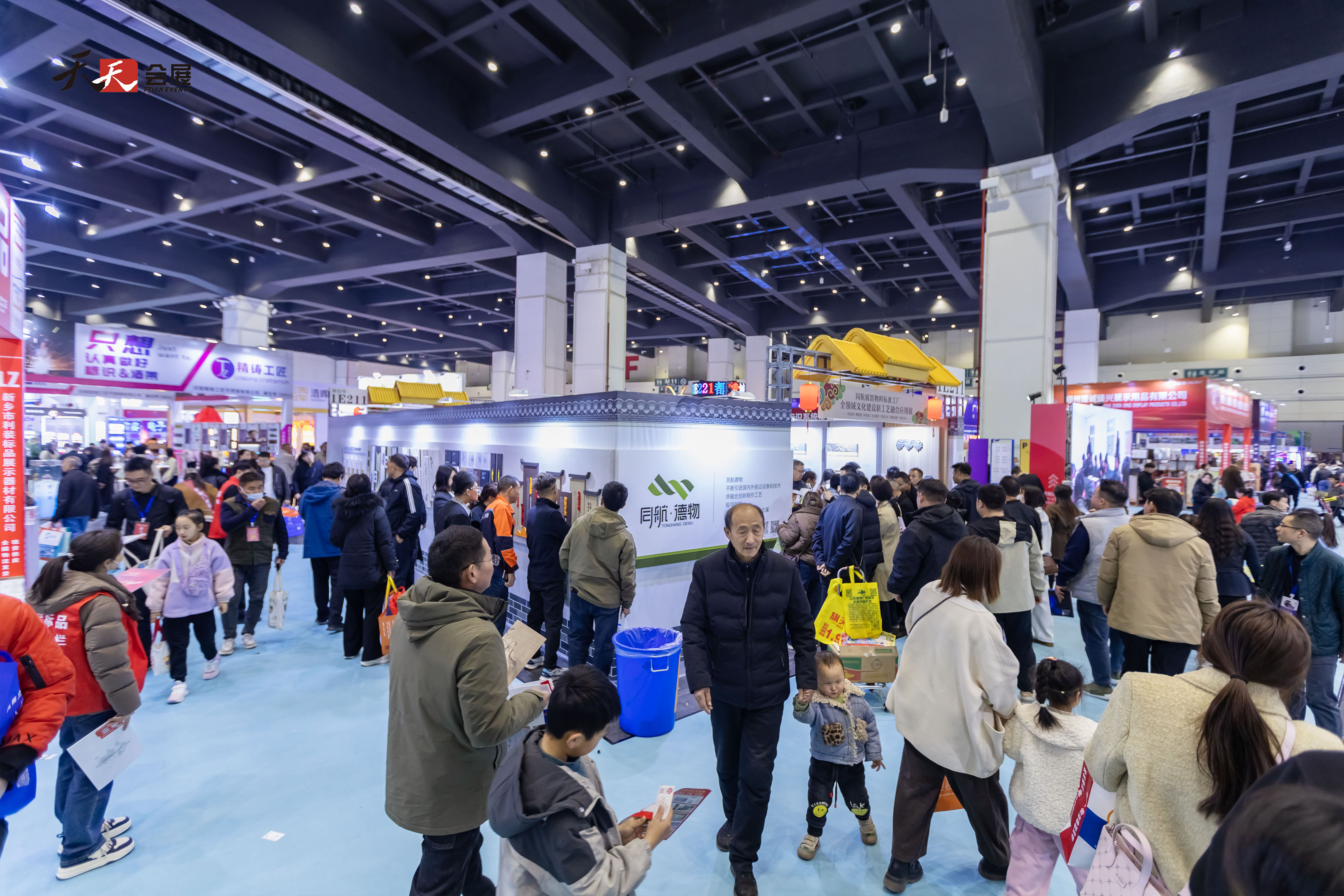 人潮涌動(dòng),熱鬧非凡|2025春季中原廣告展第二天盛況依舊